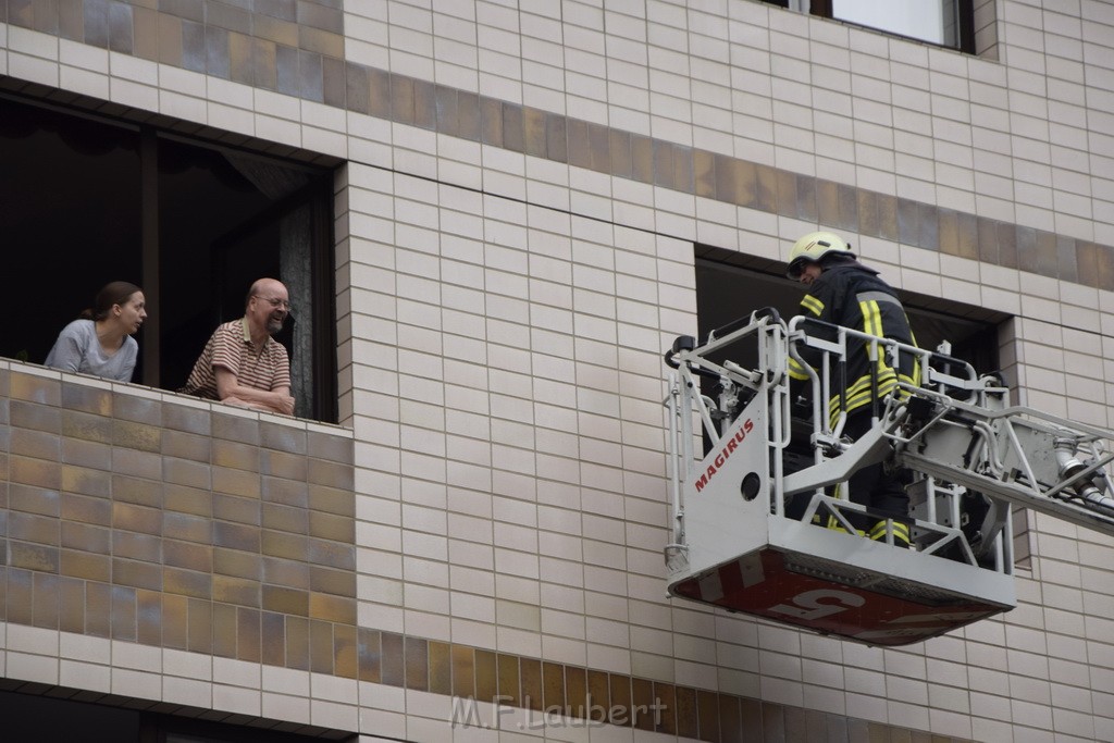 Feuer 2 Koeln Nippes Neusserstr P208.JPG - Miklos Laubert